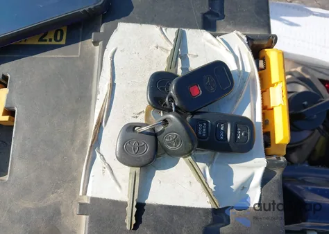 2000 Toyota Sienna Xle z USA, uszkodzony, nr VIN 4T3ZF13C6YU245474